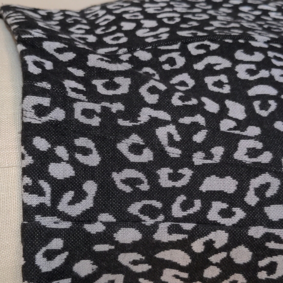 Black & white animal print knit pencil skirt - Picture 2 of 8